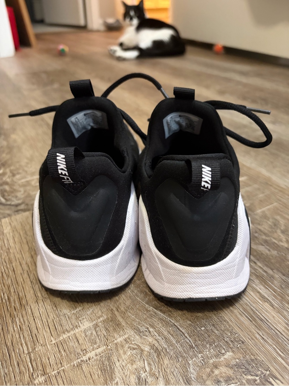 Nike Black and White Metcon Trainers - Picture 3 of 6